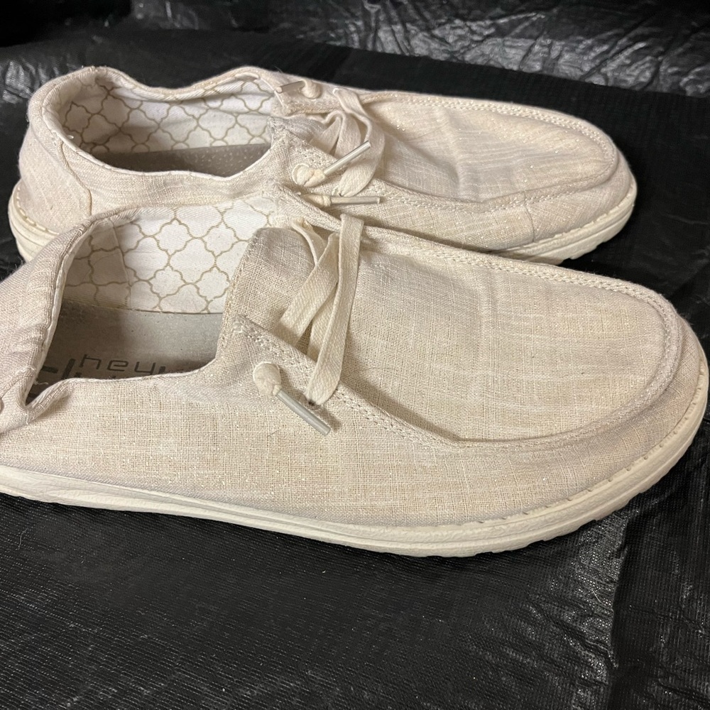 Hey dudes size 10